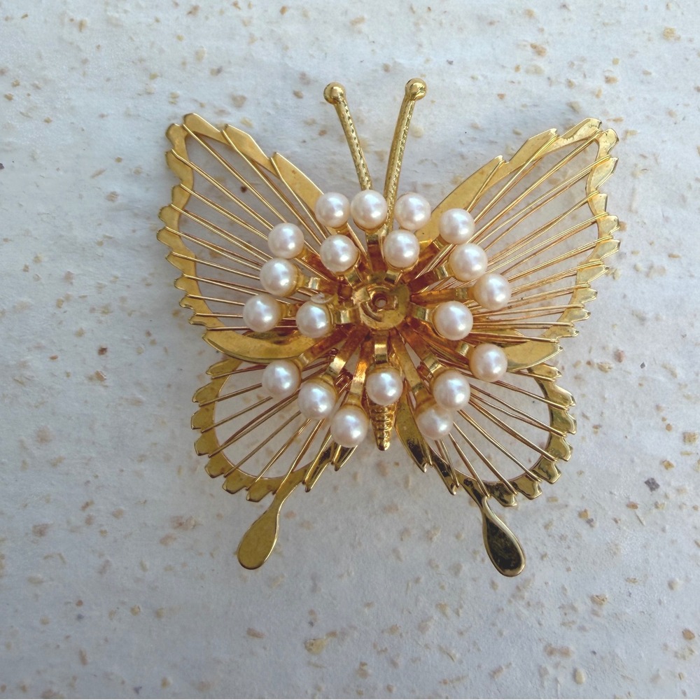 Vintage Gold Tone Faux Pearl Butterfly Brooch Pin Filigree Openwork Wing 2 Inch